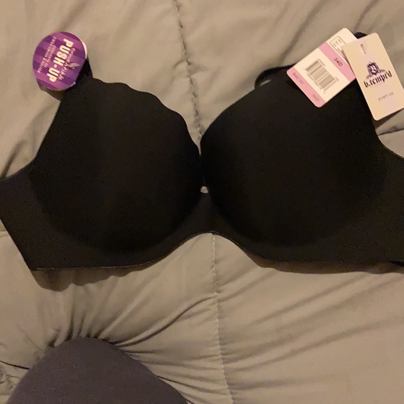 Purses, sweaters, jeans, shirts, shoes, and much more… - Picture 5 of 17